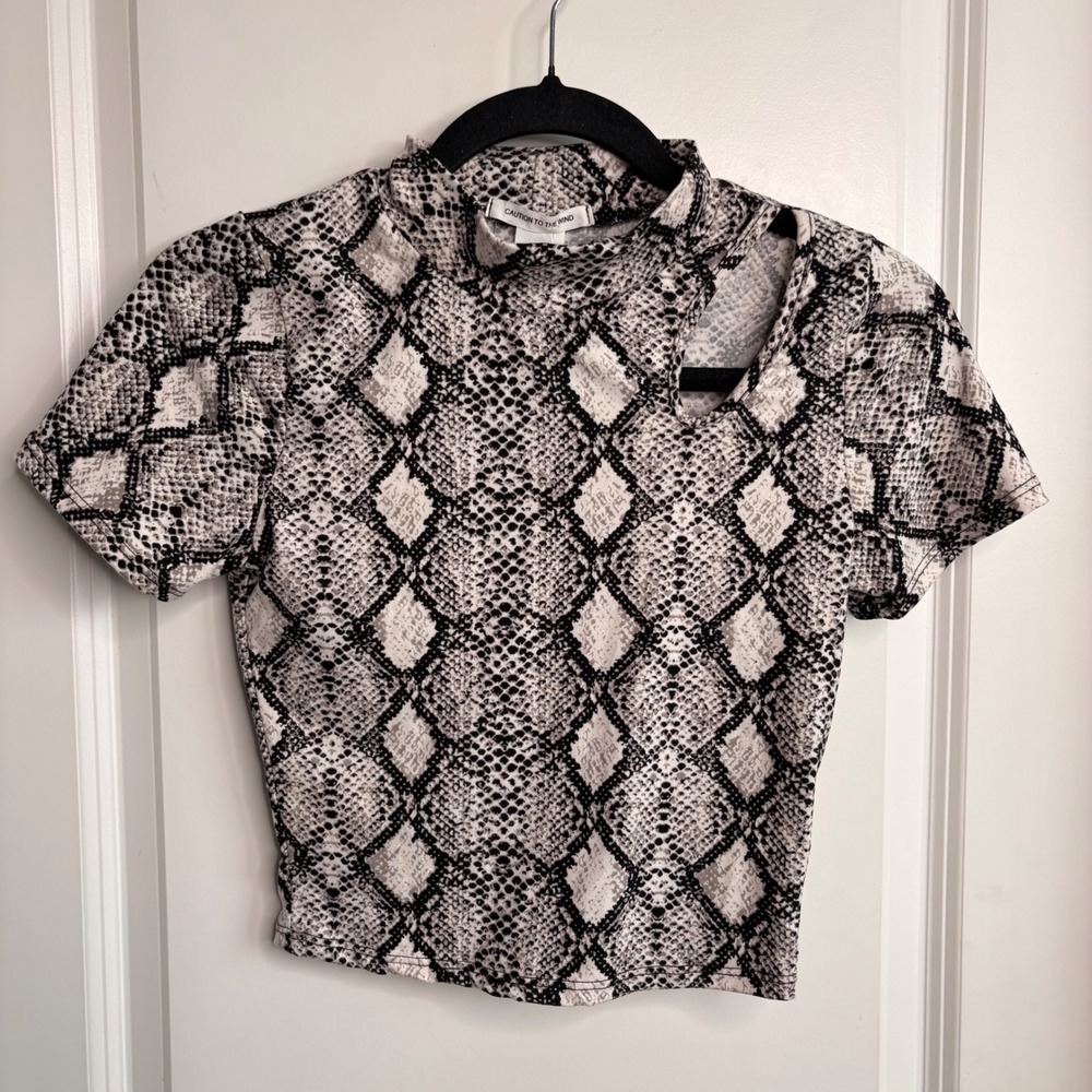 Caution To The Wind Womens Snakeskin Mock Neck Cutout Crop Top Grey Small T207